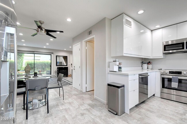 Building Photo - 4610 N 68th St