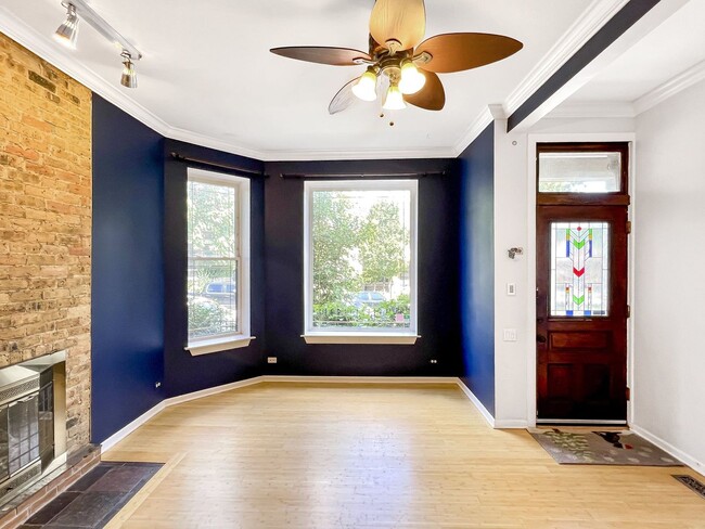 Building Photo - 2649 W Evergreen Ave