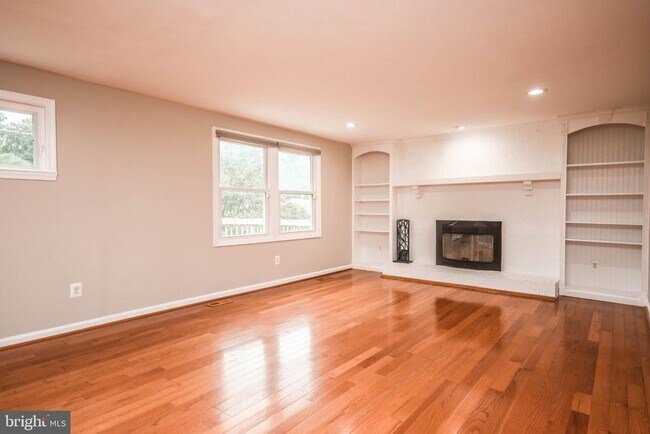 Building Photo - 9627 Locust Hill Dr