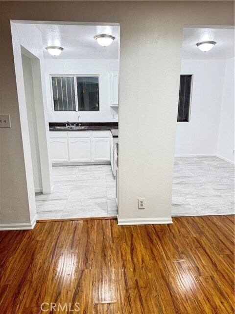 Building Photo - 822 E 87th Pl