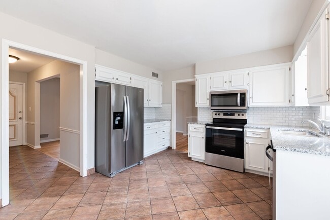 Building Photo - 3 Bed Home in Cul-de-Sac Great Location