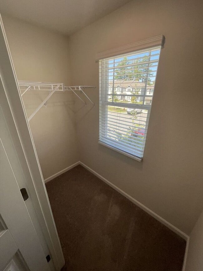 Building Photo - 2bd 2.5 Bathroom Townhome!