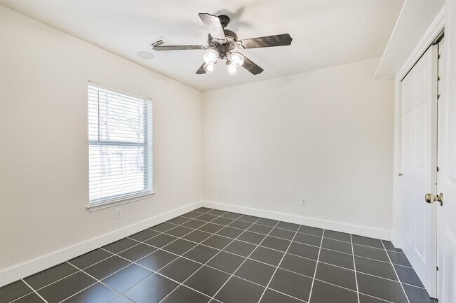 Building Photo - 7 Heron Hollow Ct