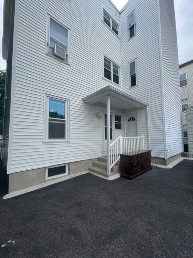 Building Photo - 54 Webster Ave