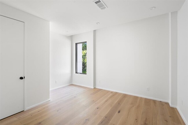Building Photo - 1203 Richcreek Rd