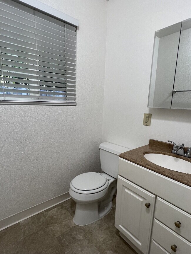 Building Photo - Charming Duplex Near Downtown Santa Rosa!