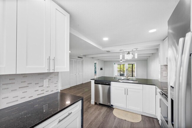 Building Photo - 10120 Boca Entrada Blvd