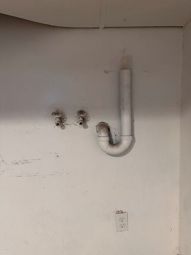 Building Photo - 3 Bedroom Home Across From Trolley Square