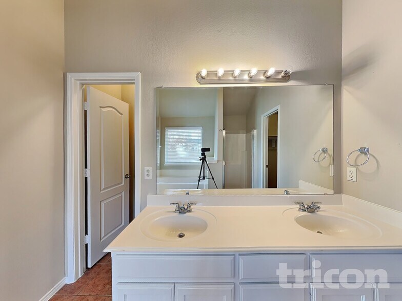 Building Photo - 5817 Parkview Hills Ln