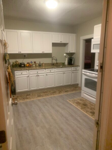 Primary Photo - 31 Snowling Rd