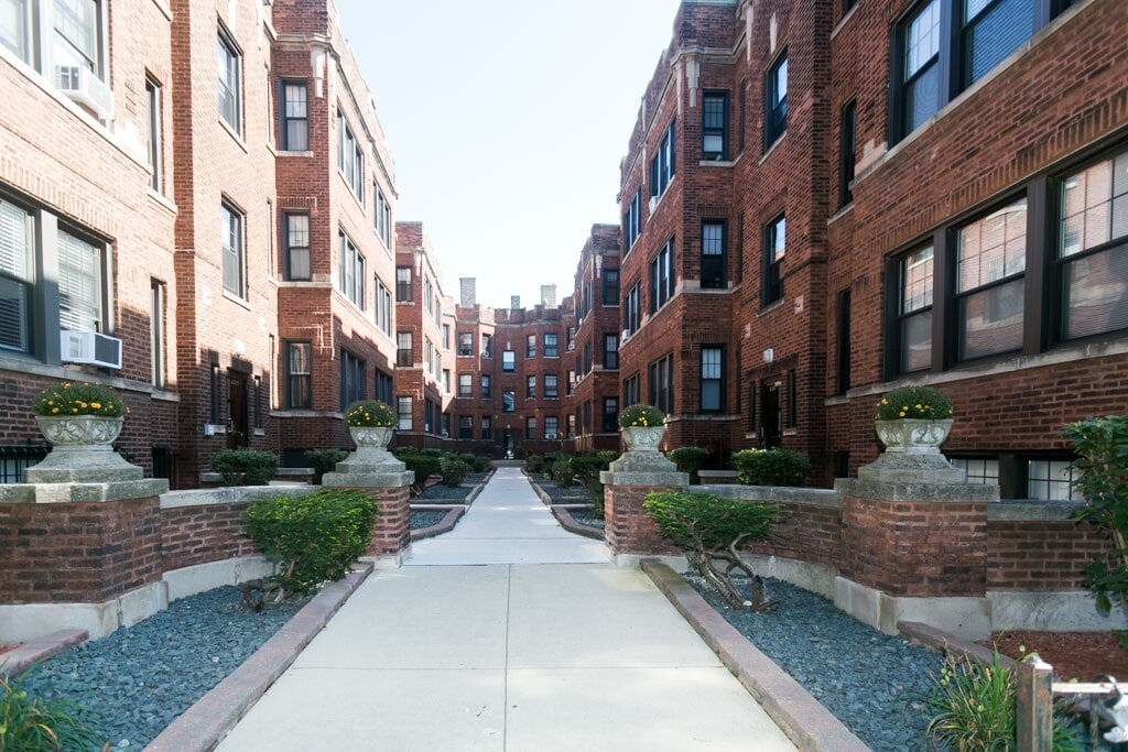 Building Photo - 4418 N Wolcott Ave