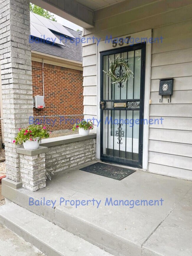 Building Photo - 537 E Oak St