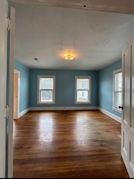 Primary Photo - 32 Dix St