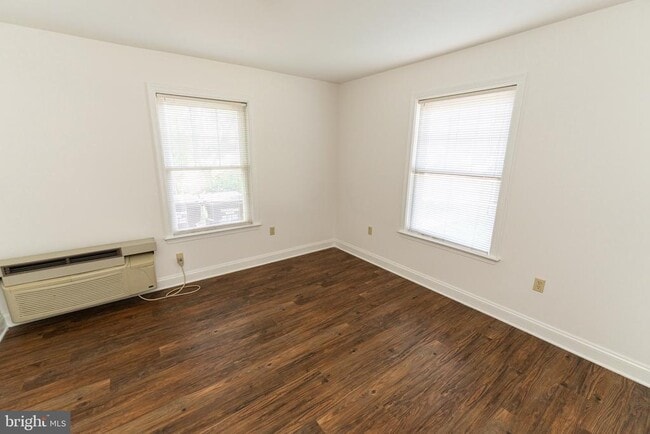 Building Photo - 804 Travers St
