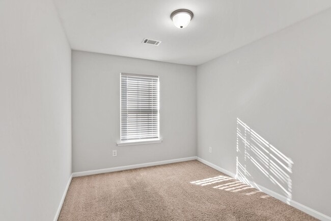 Building Photo - 3 Bedroom Townhome in Jonesboro!