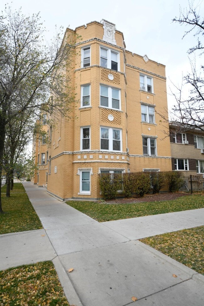 Primary Photo - 2744 W Granville Ave