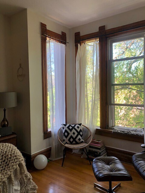 Living room - 1235 N Marion Ct