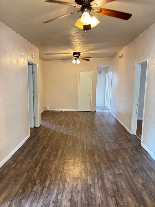 Building Photo - 926 N Linview Ave