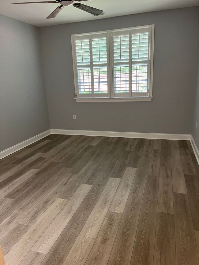 Building Photo - Like new Townhome