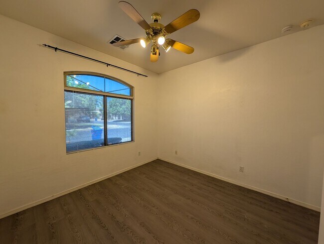 Building Photo - 3 Bedroom Home in the Crismon Crossing Com...