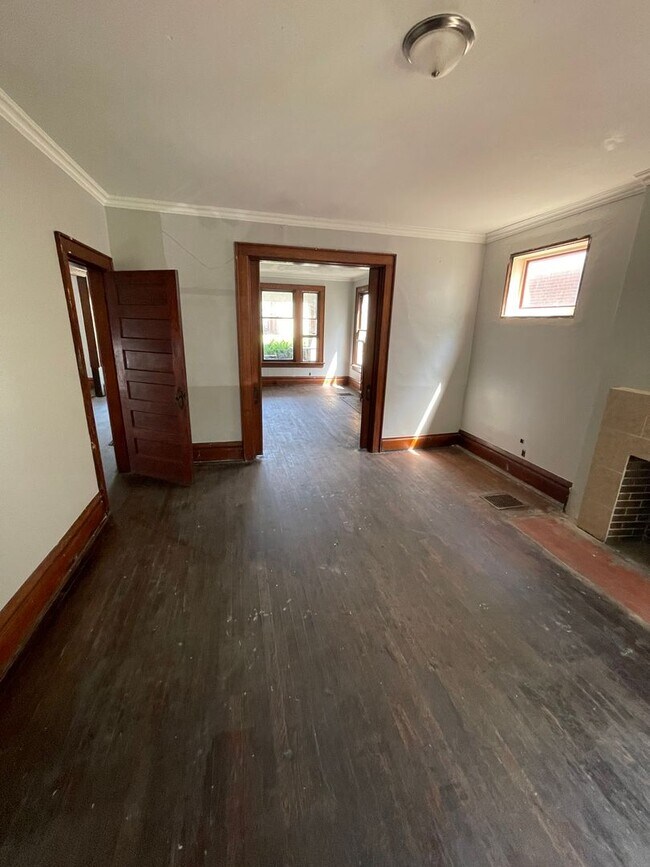 Building Photo - Large Brick 7 bedroom home.
