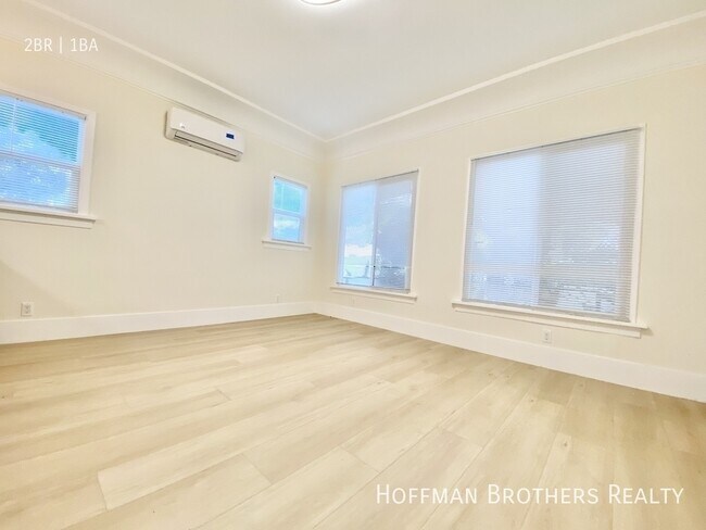 Building Photo - 865 N Las Palmas Ave