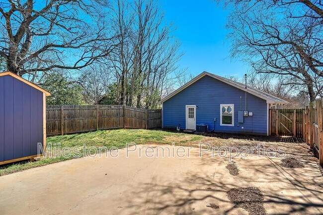 Building Photo - 1231 W Chestnut St