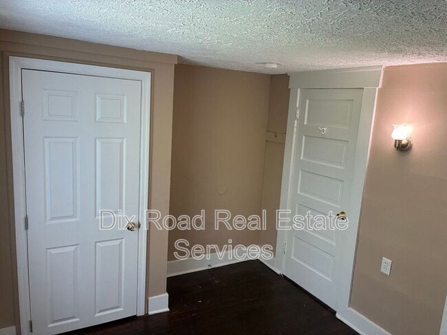 Building Photo - 2240 Lakeview Ave