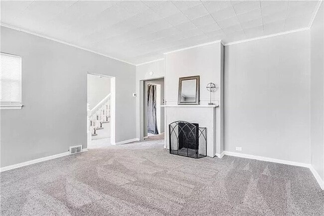 Building Photo - 2 bed 1 bath - newly updated top to bottom...