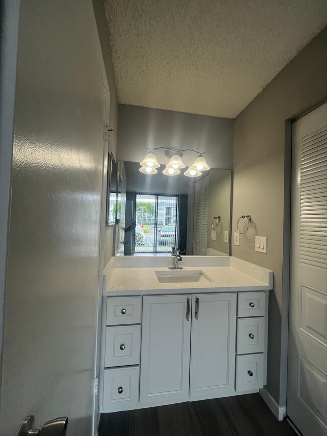 Building Photo - 714 Executive Center Dr