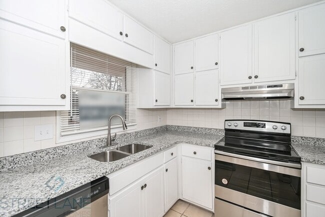 Building Photo - REDUCED!