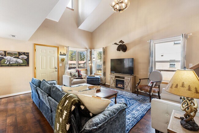 Building Photo - 3 Bed 2 Bath Fully Furnished in Woodland Park