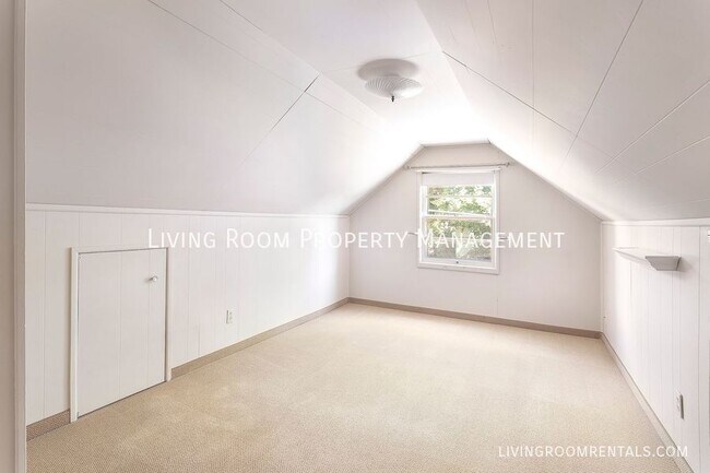 Building Photo - 3010 SE 36th Ave