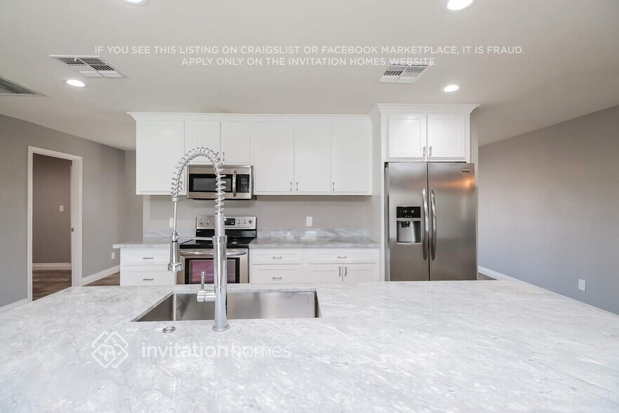 Building Photo - 1335 E Hermosa Dr