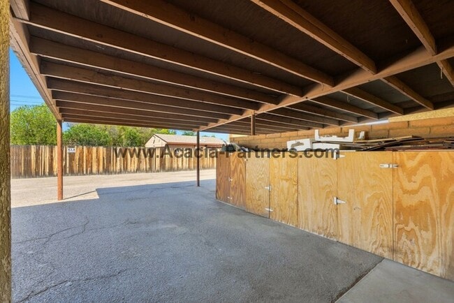 Building Photo - Spacious Three Bedroom/Three Bath Townhome