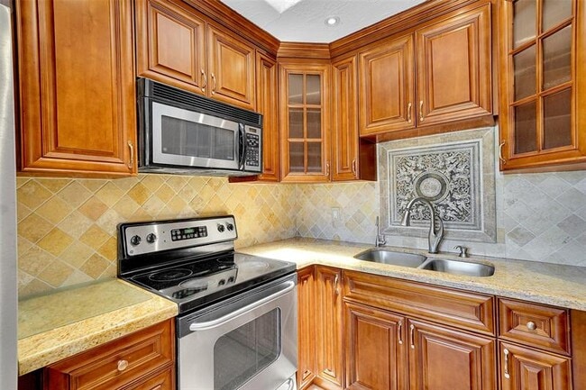 Building Photo - 257 NE 45th Ct