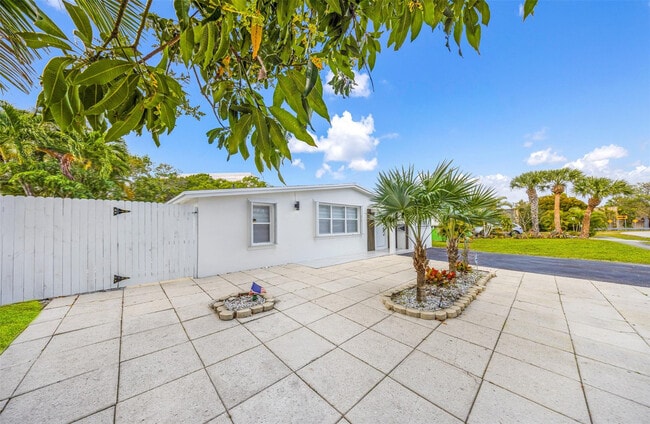 Building Photo - 5921 NE 1st Ave.