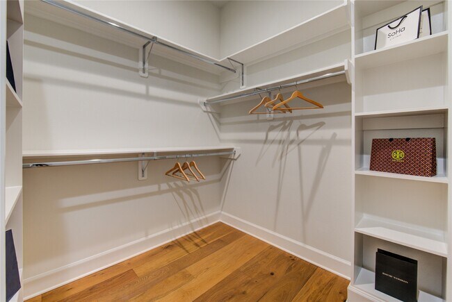 Building Photo - 820 Wakefield Dr