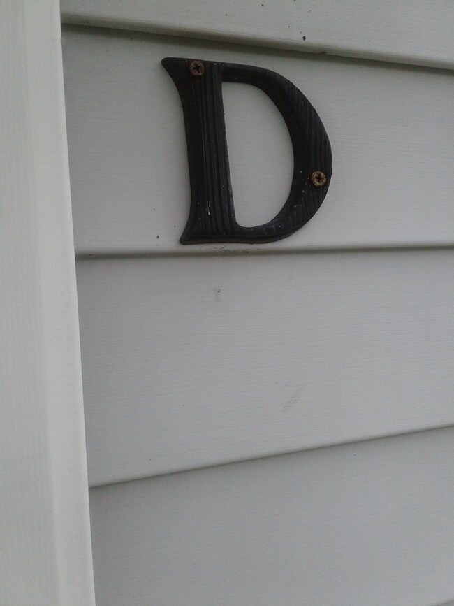 Building Photo - 2 Bedroom 1 Bath Upstairs Unit "Call us about our Move in Special"