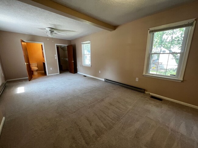 Building Photo - 3-Bed 2-Bath in Town with 3-Car Garage!