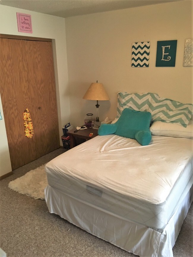 upper level bedroom - 725 S Clinton St