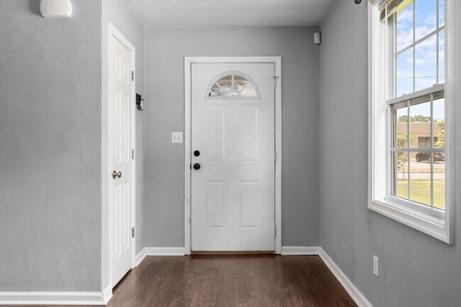 Building Photo - Stylish 3BR/2BA Single-Level Living in Nor...