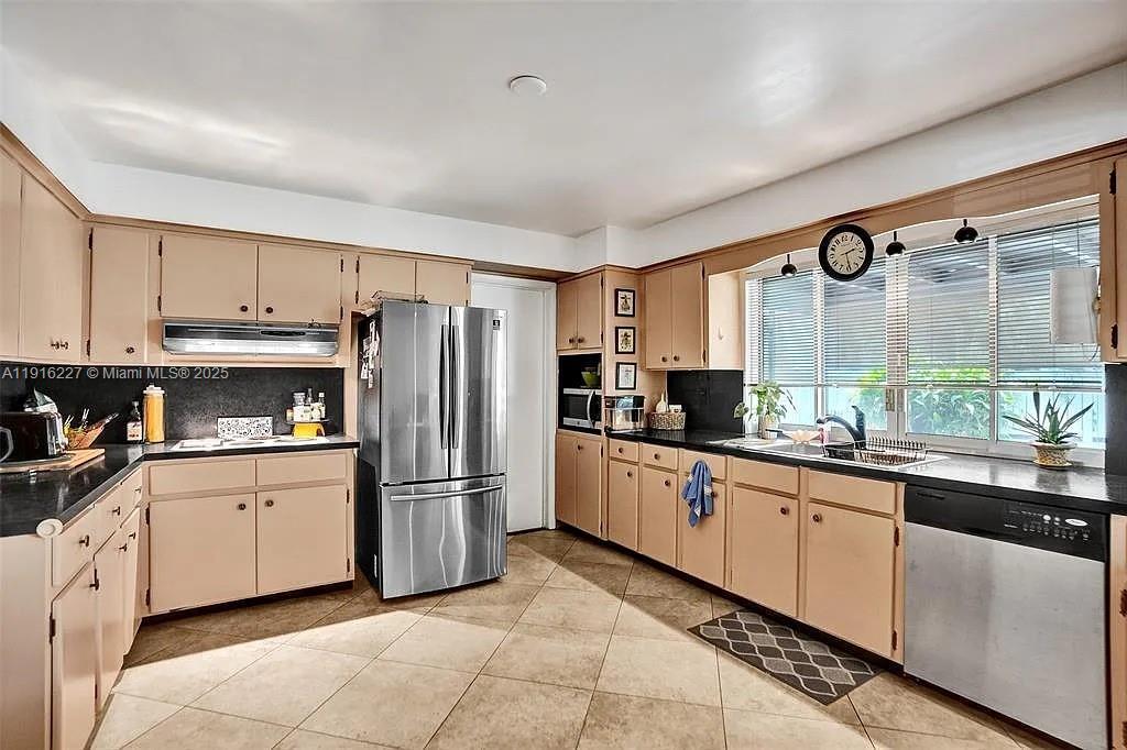 Building Photo - 2761 NE 12th St