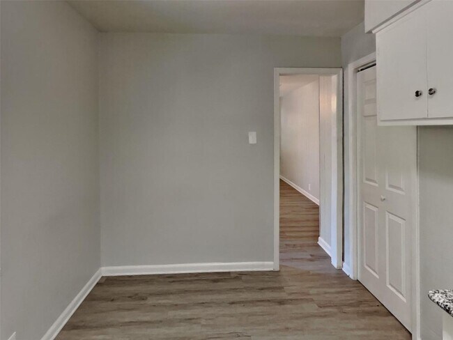 Building Photo - 3 BR/1BA |Single Family Home |  Gated backyard| In Denton