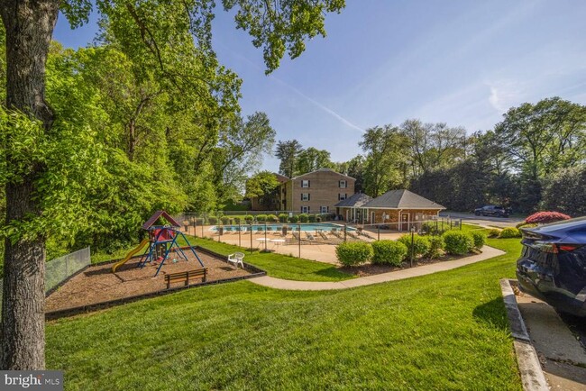 Building Photo - 3860 Lyndhurst Dr