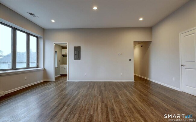 Building Photo - 91 Stowe Ave