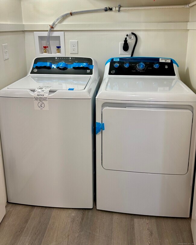 Building Photo - 114 Heritage Vlg