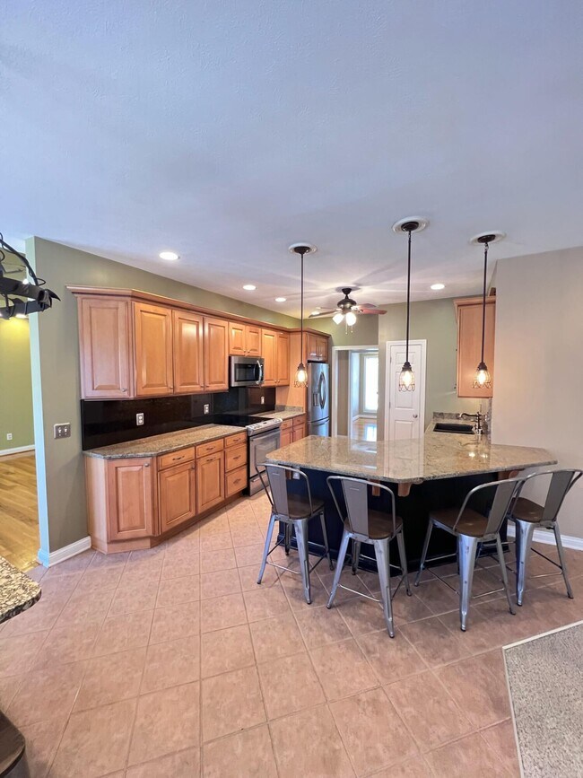 Building Photo - 212 Lakeside Dr