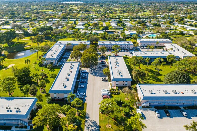 Building Photo - 18081 SE Country Club Dr