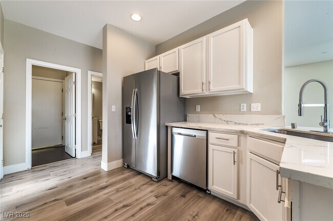 Building Photo - 10667 Mann St